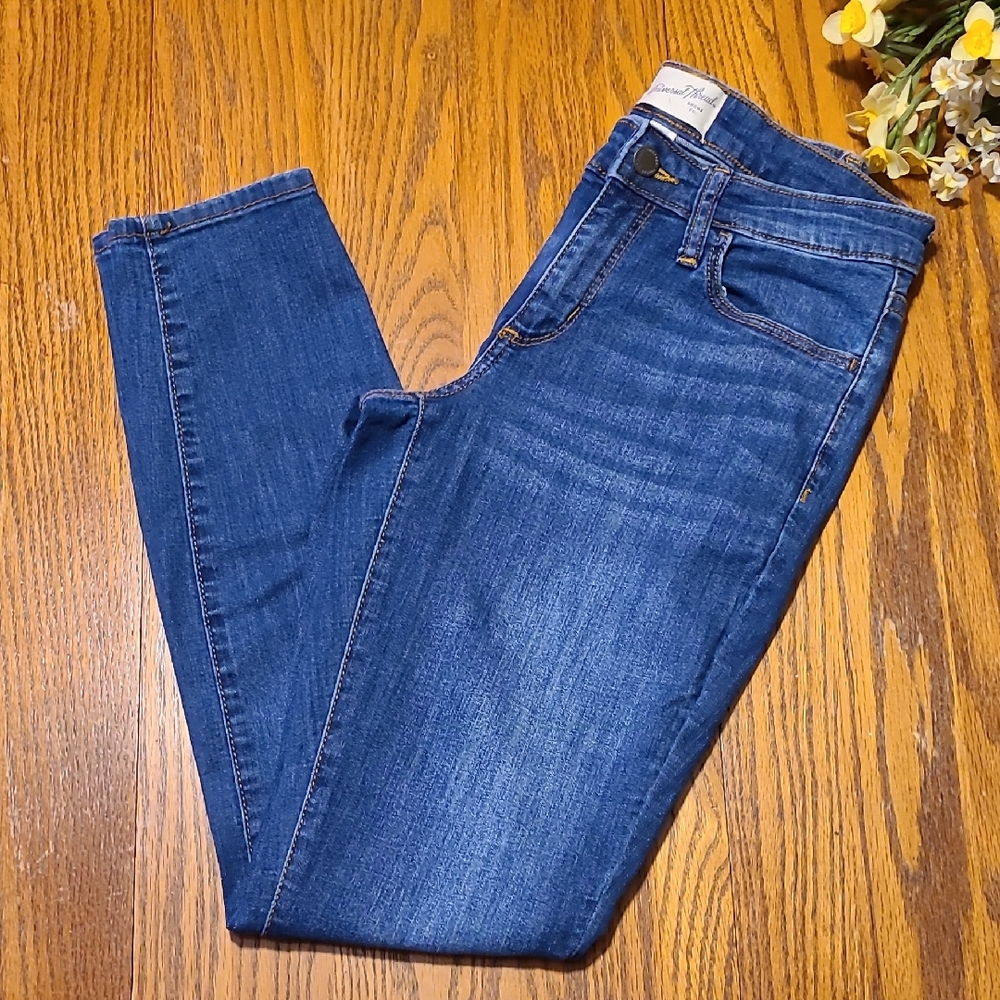 Universal Threads Women's Mid Rise Blue Jeans - Size 2/26R